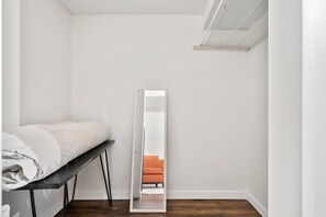 1 soverom, skrivebord, strykejern/-brett og reiseseng for barn