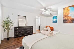 1 habitación, escritorio, tabla de planchar con plancha y cuna de viaje 