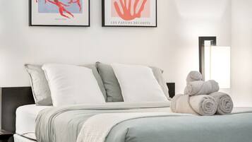 1 slaapkamer, een bureau, een strijkplank/strijkijzer, reisbedje