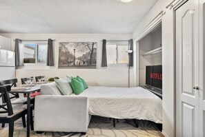 1 Schlafzimmer, Schreibtisch, Bügeleisen/Bügelbrett, Reisekinderbett