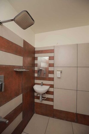 Deluxe Double Room | Bathroom | Shower, towels, soap - Lake N Hill Thrissur (Thrissur)