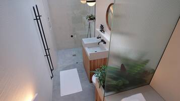 Een douche, een haardroger, handdoeken, zeep