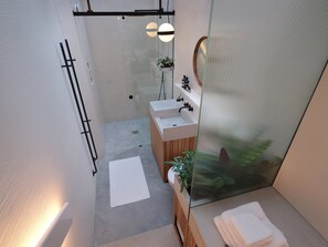 Dusche, Haartrockner, Handtücher, Seife