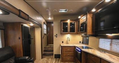 Charming Fifth Wheel Getaway in Tahlequah