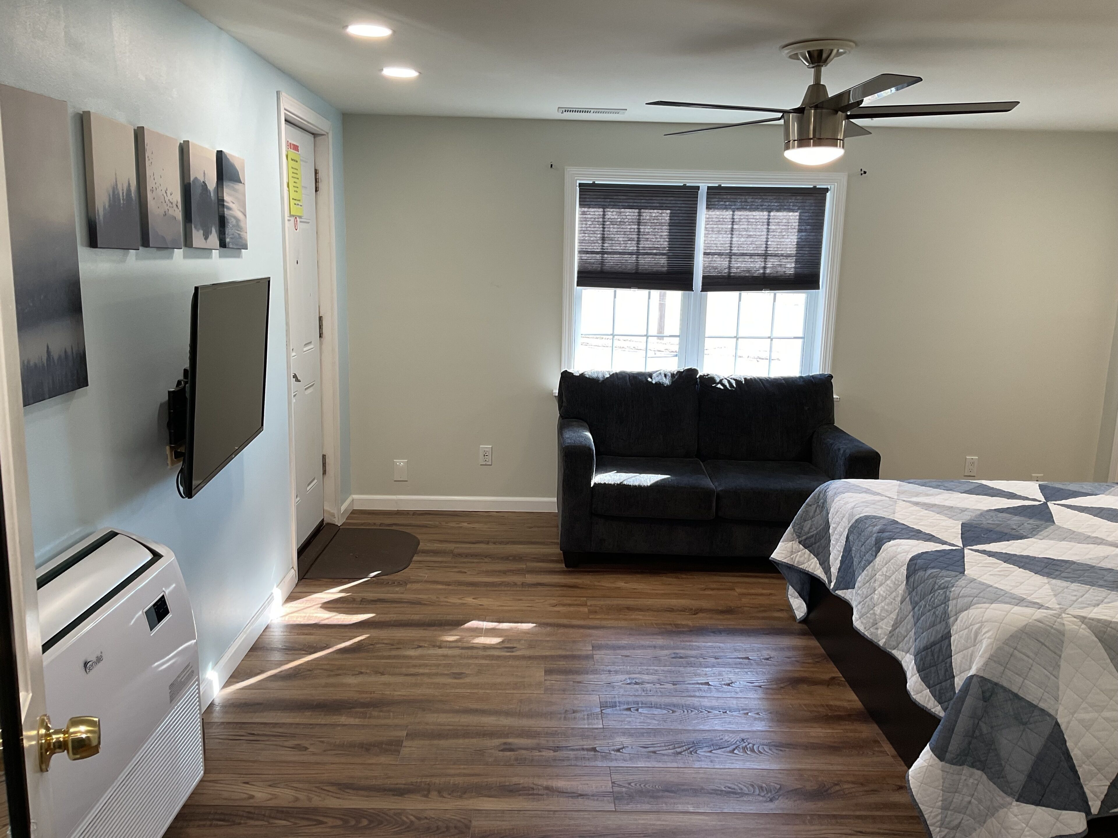 Iron/ironing board, WiFi, bed sheets
