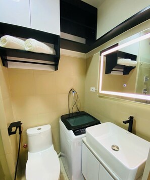 Séchoir à cheveux, bidet, serviettes fournies, savon