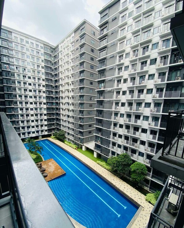 Una piscina al aire libre, una piscina climatizada