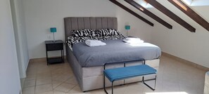 3 bedrooms, in-room safe, iron/ironing board, travel cot