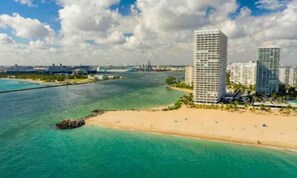 Una zona costera con edificios altos, una playa y cielo despejado.