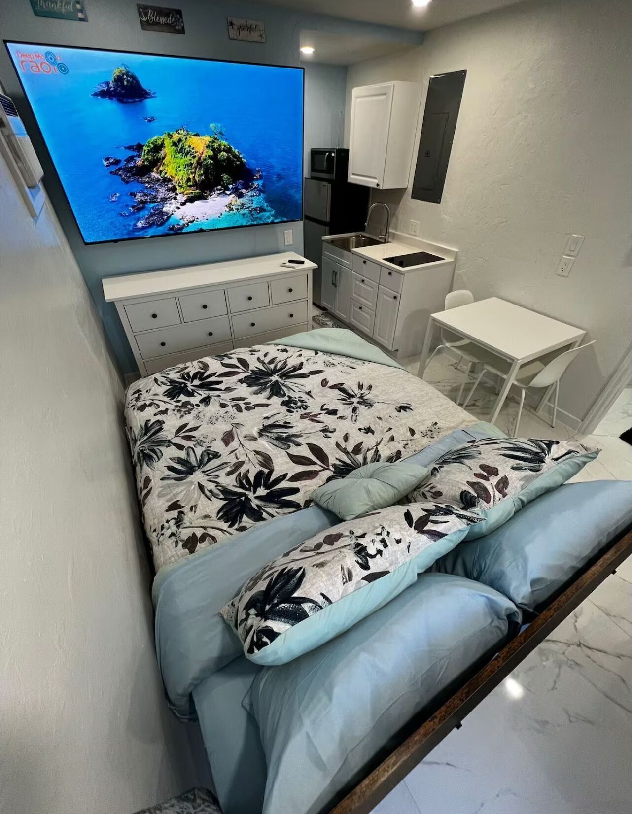 1 slaapkamer, een strijkplank/strijkijzer, wifi, beddengoed