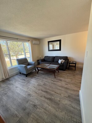 Smart TV - Travellers Rest 2-bedroom duplex (Summerside)