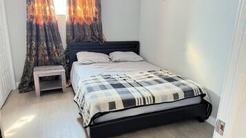 2 bedrooms, iron/ironing board, WiFi