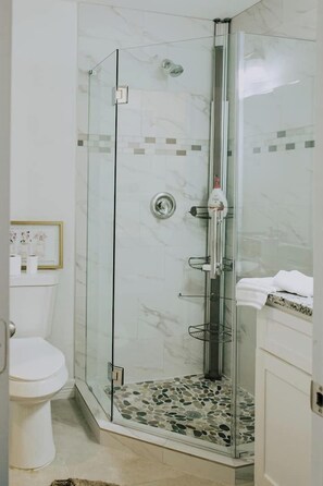 Dusche, Haartrockner, Handtücher, Seife