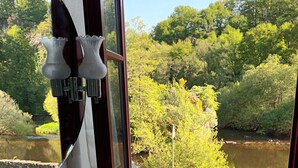 Ein Badezimmer mit Waschbecken, Wasserhahn und Fenster.