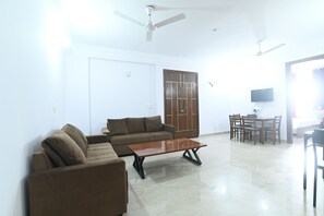 Living area - Spacious & Sustainable 3-bedroom apartment in Chattarpur,New Delhi with AC, WiFi (New Delhi)