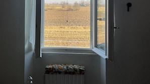 A room with a window opening to a field. - BeB Cascina Mentirone (Rosate)