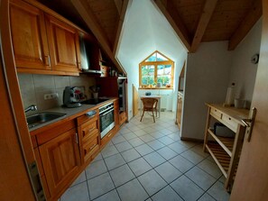 Private kitchen - Cozy vacation apartment with wonderful views, two balconies, underground parking space (Blaichach)