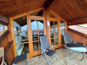 Outdoor dining - Cozy vacation apartment with wonderful views, two balconies, underground parking space (Blaichach)