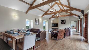 Cottage | Living area | 39-inch TV with digital channels