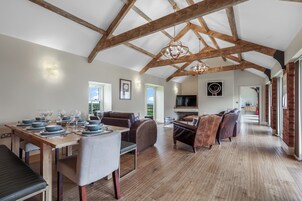Cottage | Living area | 39-inch TV with digital channels