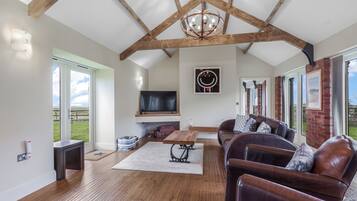 Cottage | Living area | 39-inch TV with digital channels