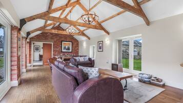 Cottage | Living area | 39-inch TV with digital channels