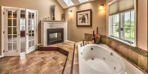 Shower, jetted bath, hair dryer, towels - Charming 4-bedroom house situated on Treesdale Private Golf Course (Gibsonia)