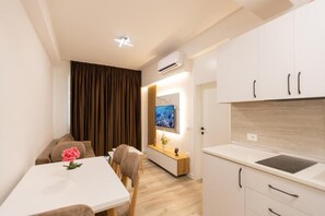 Microwave, oven, dining tables - Zani's Villa (Vlorë)