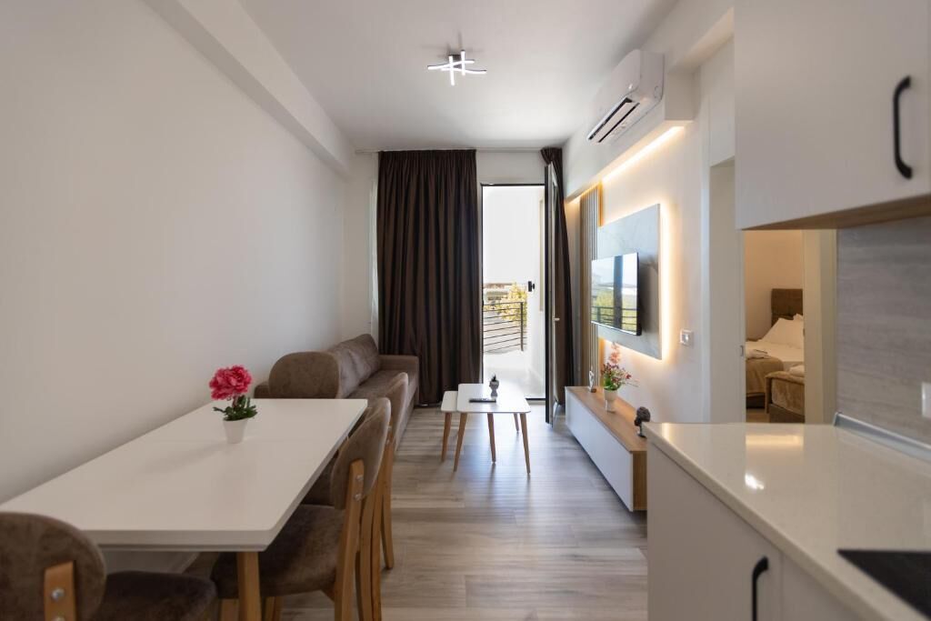 Mikrobølgeovn, ovn og spisebord