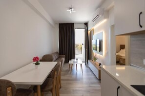 Microondas, horno y mesa de comedor