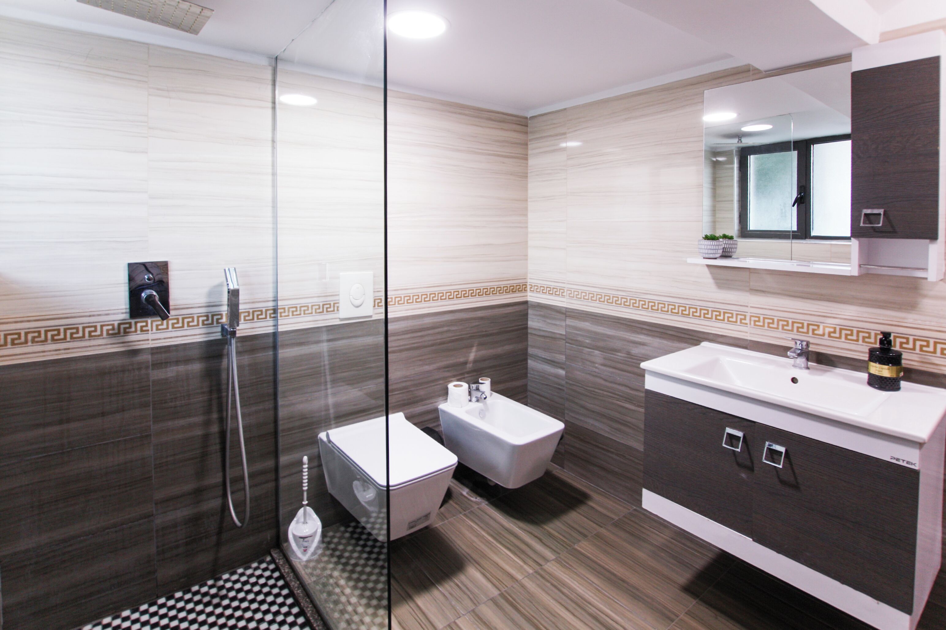 Sèche-cheveux, serviettes fournies, savon, papier toilette