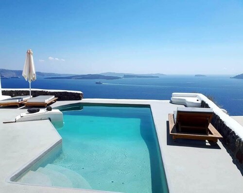 Spectacular Caldera Front  3-bedroom house with AC and WiFi in wonderful Oia