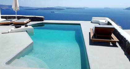 Spectacular Caldera Front 3-bedroom house with AC and WiFi in wonderful Oia