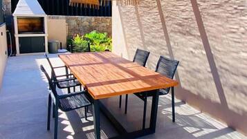 Villa, 4 Bedrooms | Outdoor dining