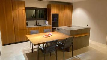 Villa, 4 Bedrooms | Dining room