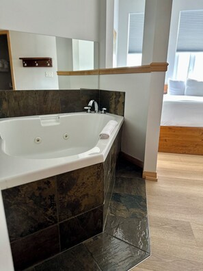 Dusche, Whirlpool, Haartrockner, Handtücher