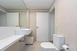 Asciugacapelli, bidet, asciugamani, sapone