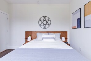 3 bedrooms, desk, WiFi, bed sheets