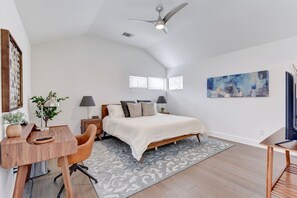 3 bedrooms, desk, WiFi, bed sheets - The Indigo on 4th | Near Downtown | Austin Hotspots (Austin)