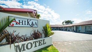 Un letrero de motel con el nombre "HIKAA" y la palabra "MOTEL" debajo.