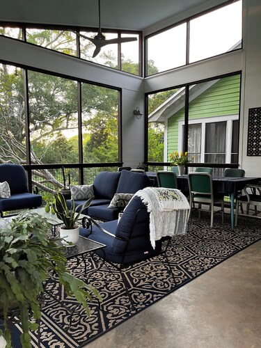 Historic 3-bedroom home in beautiful Athens. Walkable to town and Campus.