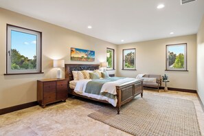 5 dormitorios, escritorio, tabla de planchar con plancha y cuna de viaje