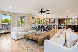 Smart-tv, een open haard en een stereo