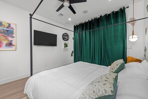 3 bedrooms, desk, iron/ironing board, free WiFi