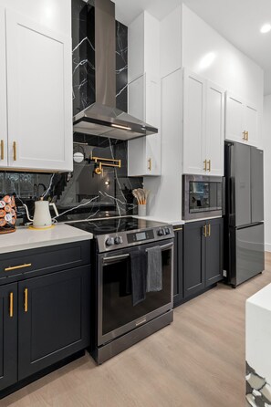 Réfrigérateur, micro-ondes, four, plaque de cuisson