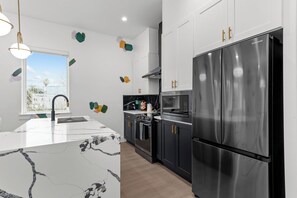 Refrigerador, microondas, horno, placa de cocina