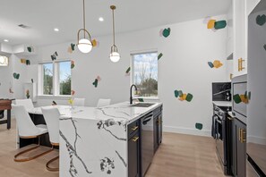 Réfrigérateur, four à micro-ondes, un four, surface de cuisson