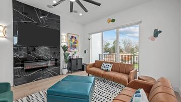 Smart TV, chimenea, futbolito y tenis de mesa