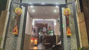 L'ingresso di un hotel con un neon che riporta la scritta 