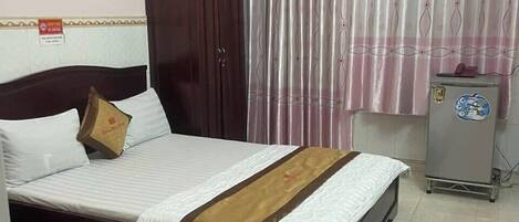 Una scrivania, Wi-Fi gratuito, lenzuola